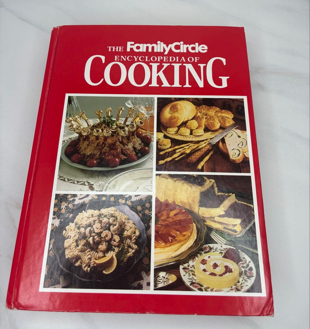 🇺🇸 Vintage The Family Circle Encyclopedia of Cooking Hardcover Cookbook (1990)